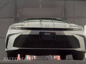 2025 Toyota Camry LE - miniatura 3