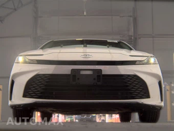 2025 Toyota Camry LE - miniatura 3
