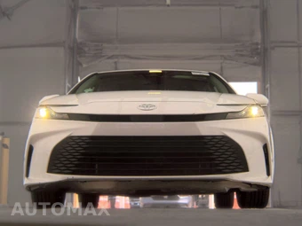 2025 Toyota Camry LE - miniatura 3