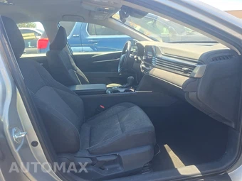 2025 Toyota Camry LE - miniatura 8