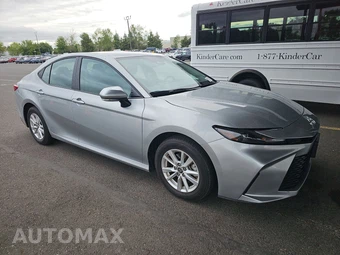 2025 Toyota Camry LE – miniatura 3