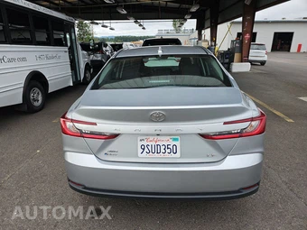 2025 Toyota Camry LE – miniatura 5