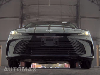 2025 Toyota Camry LE - miniatura 3