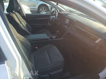 2025 Toyota Camry LE - miniatura 8
