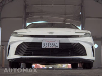 2025 Toyota Camry LE - miniatura 3