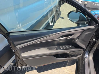 2025 Toyota Camry LE - miniatura 9