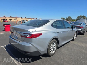 2025 Toyota Camry LE – miniatura 4