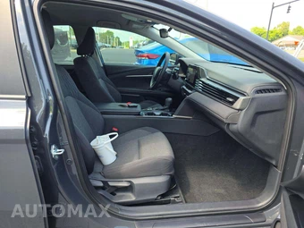 2025 Toyota Camry LE - miniatura 18