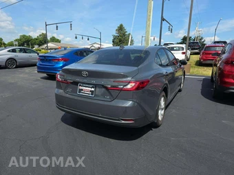 2025 Toyota Camry LE - miniatura 3