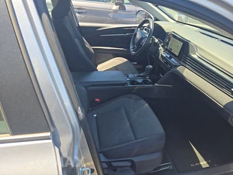 2025 Toyota Camry LE - miniatura 8