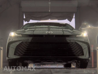 2025 Toyota Camry LE - miniatura 3