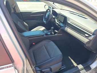 2025 Toyota Camry LE - miniatura 14