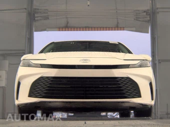 2025 Toyota Camry LE - miniatura 3