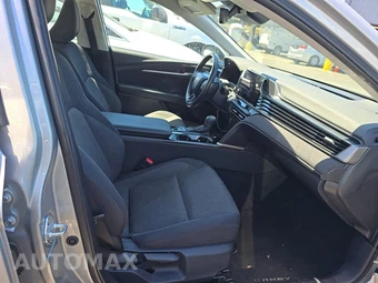 2025 Toyota Camry LE - miniatura 8