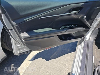 2025 Toyota Camry LE - miniatura 9