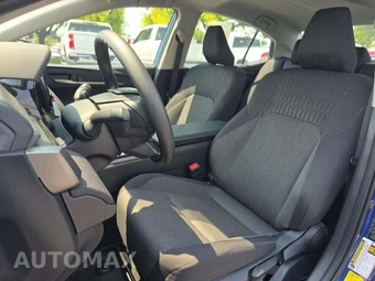 2025 Toyota Camry LE - miniatura 3
