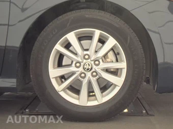 2025 Toyota Camry LE – miniatura 10