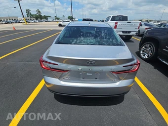 2025 Toyota Camry LE – miniatura 5