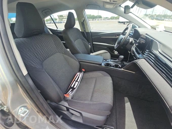 2025 Toyota Camry LE – miniatura 8