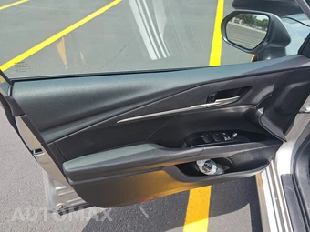 2025 Toyota Camry LE – miniatura 9