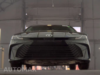 2025 Toyota Camry LE - miniatura 3