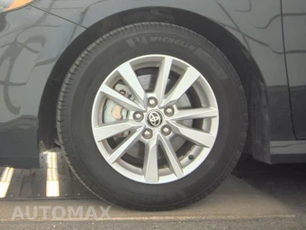 2025 Toyota Camry LE - miniatura 9