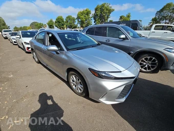 2025 Toyota Camry LE - miniatura 3