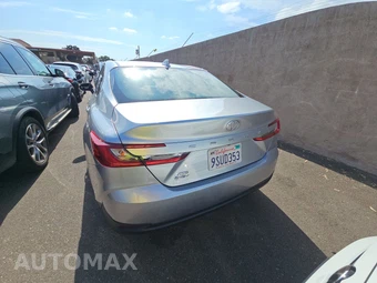 2025 Toyota Camry LE - miniatura 5