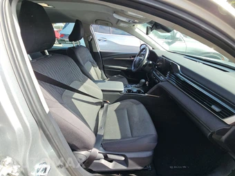 2025 Toyota Camry LE - miniatura 8