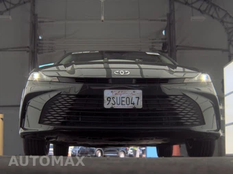 2025 Toyota Camry LE – miniatura 3