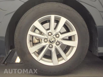 2025 Toyota Camry LE – miniatura 9