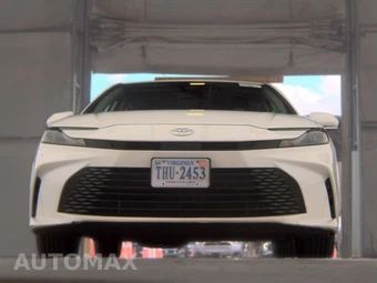 2025 Toyota Camry LE - miniatura 3