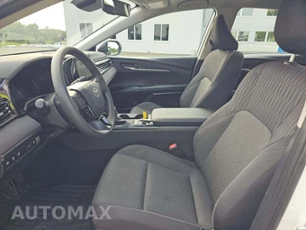 2025 Toyota Camry LE - miniatura 3