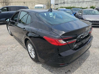 2025 Toyota Camry LE - miniatura 2