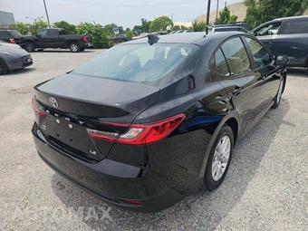 2025 Toyota Camry LE - miniatura 3