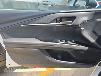 2025 Toyota Camry SE - miniatura 9