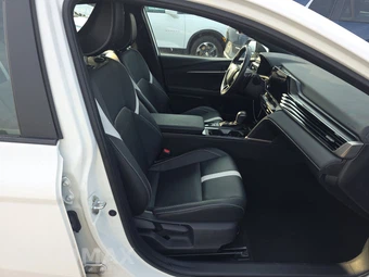 2025 Toyota Camry SE - miniatura 8