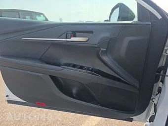 2025 Toyota Camry SE - miniatura 9