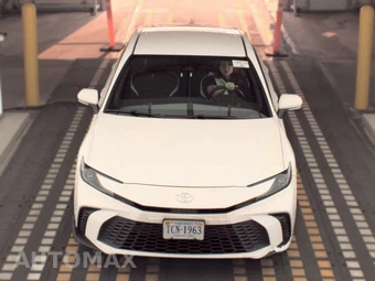 2025 Toyota Camry SE - miniatura 2