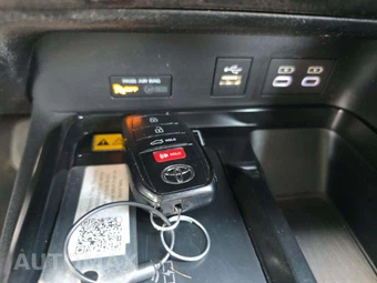 2025 Toyota Camry SE - miniatura 8