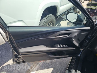 2025 Toyota Camry SE – miniatura 9
