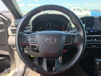 2025 Toyota Camry SE - miniatura 16