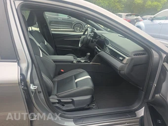 2025 Toyota Camry SE - miniatura 8