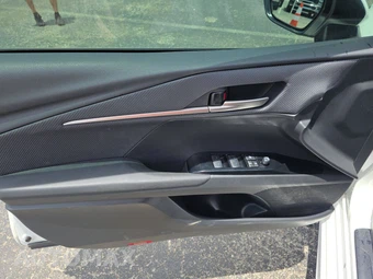 2025 Toyota Camry SE - miniatura 9