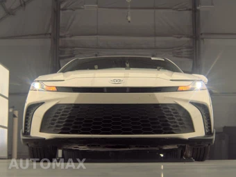 2025 Toyota Camry SE - miniatura 3