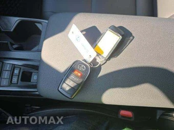 2025 Toyota Camry SE – miniatura 9