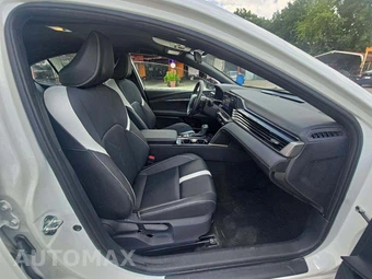 2025 Toyota Camry SE - miniatura 15
