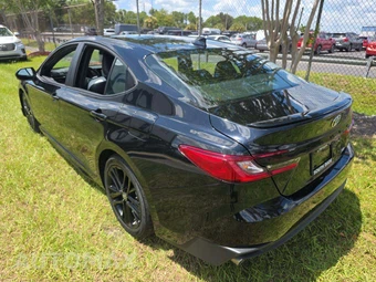2025 Toyota Camry SE - miniatura 3