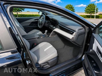 2025 Toyota Camry SE - miniatura 9