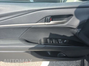 2025 Toyota Camry SE - miniatura 9